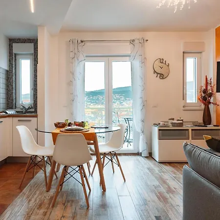 San Giusto Elegante Bilocale Con Balcone E Vista Apartment Trieste Exterior photo