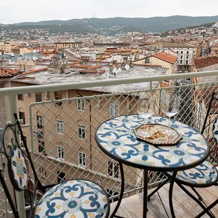 San Giusto Elegante Bilocale Con Balcone E Vista Apartment Trieste Exterior photo